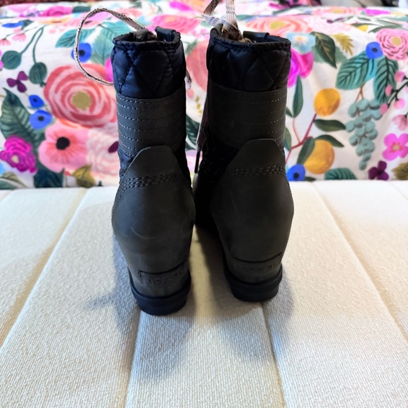 Sorel Women's Black and Army Green Lace-Up Boots - Picture 3 of 11